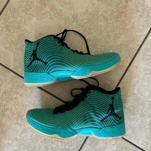 USED JORDAN XXIX BASKETBALL SHOE “EASTER” (Size 10)